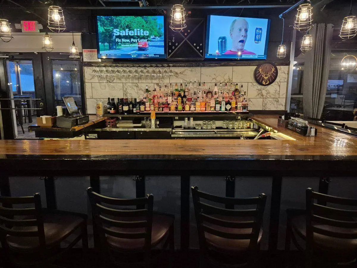 The bar at The Grille at Lakeshore